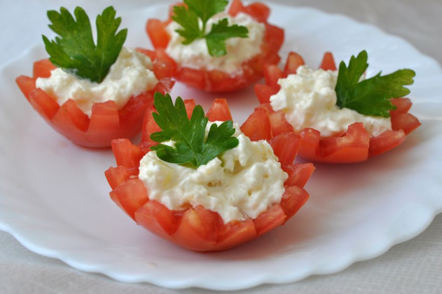 Помидоры с сыром и чесноком